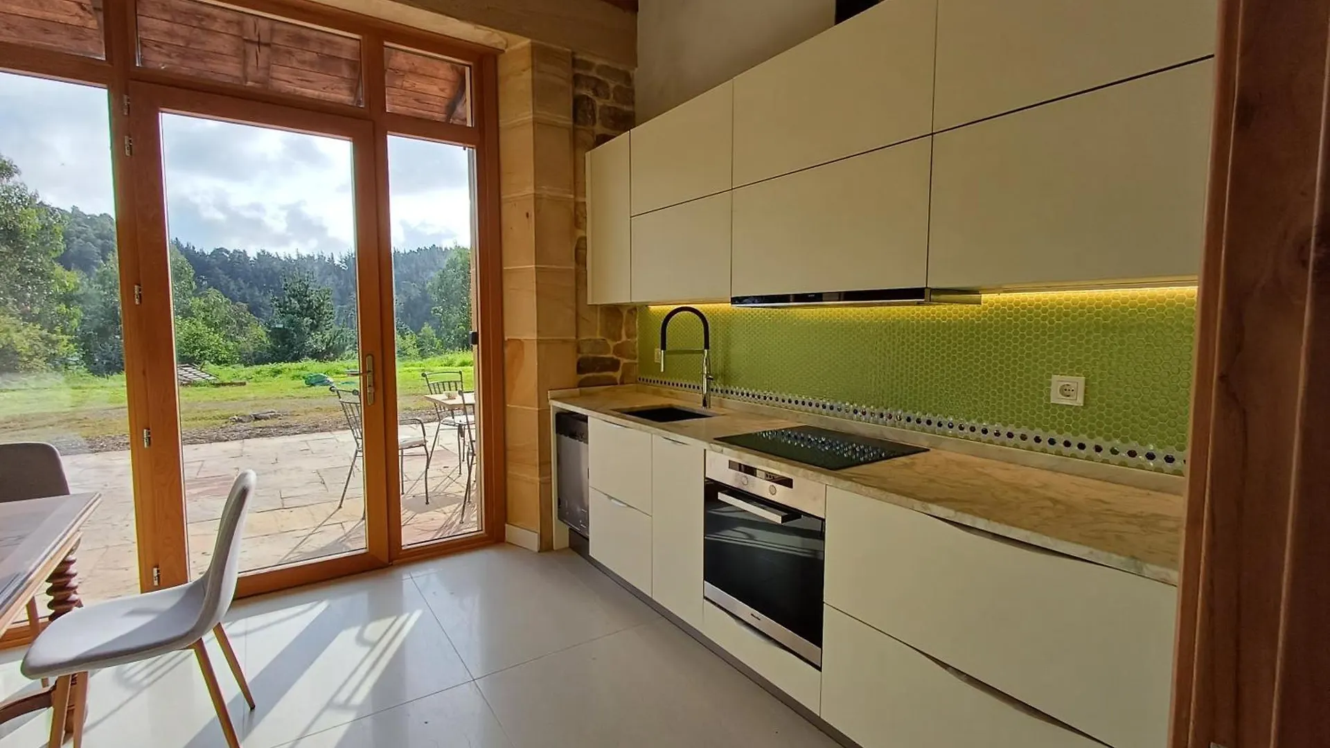 Nuevo apartamento en Casa Rural Haritza con vistas al mar Ea